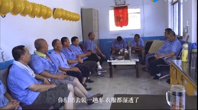 被汗水浸透衣服的裝卸車(chē)隊